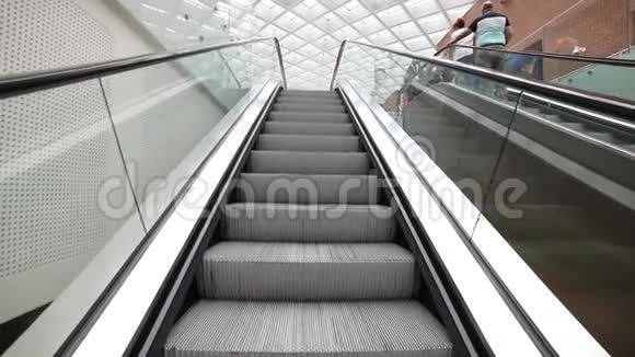 机场内的移动自动扶梯视频的预览图
