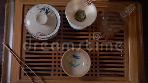 师傅倒茶输液从公平杯到茶碗中国茶道仪式视频的预览图