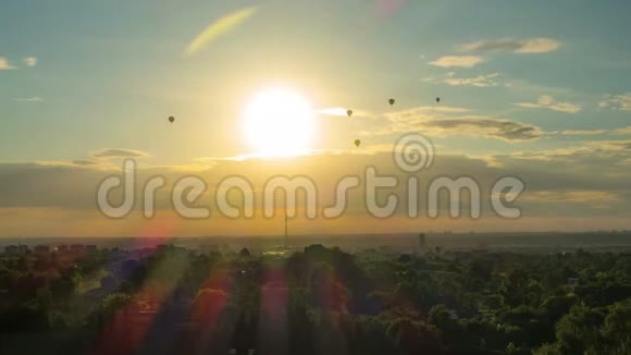 维尔纽斯上空日落有气球和电视塔Lithunia时间流逝视频的预览图