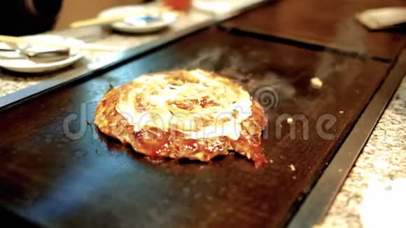 日本料理含有各种成分的薄煎饼面糊由面粉和水制成切碎视频的预览图