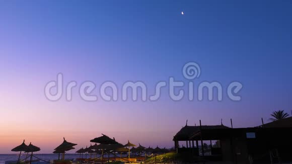 新月在海滩上美丽的夜空带着草伞视频的预览图