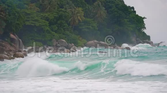 波浪在岛上的岩石周围散开缓慢移动视频的预览图