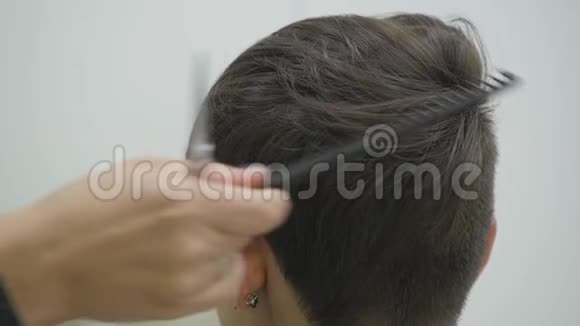 的理发师给她的头发做短发造型视频的预览图