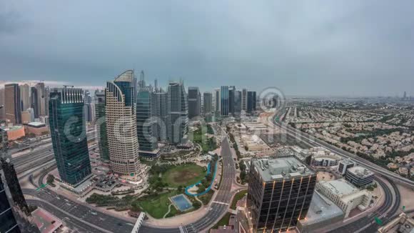 朱美拉湖塔住宅小区在迪拜码头附近的昼夜时间间隔视频的预览图