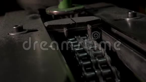 旧铁机中的铁链运动视频的预览图