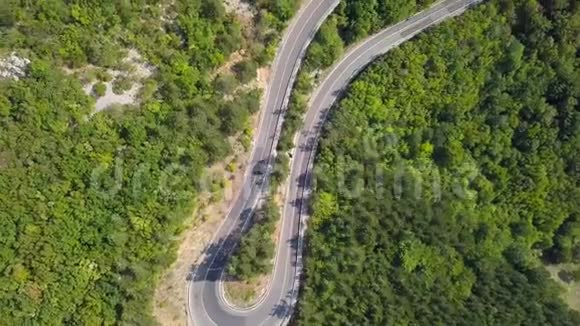 蛇形山路上移动汽车的鸟瞰图克罗地亚视频的预览图