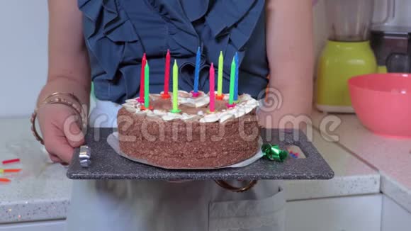 女人站在厨房拿生日蛋糕视频的预览图