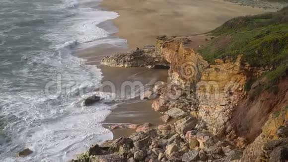 葡萄牙拿撒勒带海浪的拿撒勒沙滩风光视频的预览图