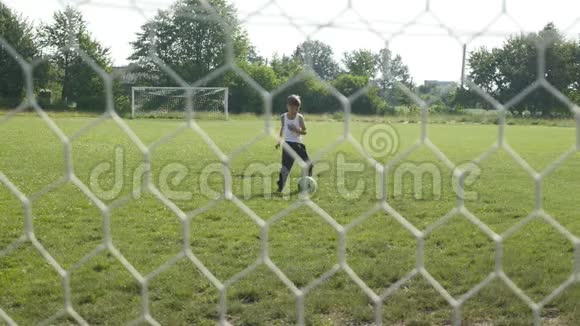 小男孩在球门前踢球视频的预览图