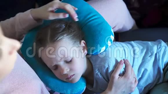 小女孩在飞机上睡觉飞行母亲带女儿乘飞机旅行视频的预览图