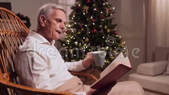不错的老人在摇椅上看书视频的预览图