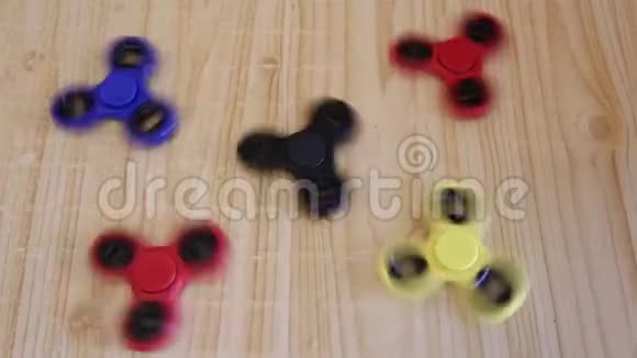 五颜六色的纺纱机在木制上旋转视频的预览图