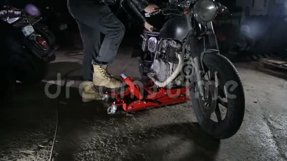 摩托车在车间由机械师用起重机吊运视频的预览图