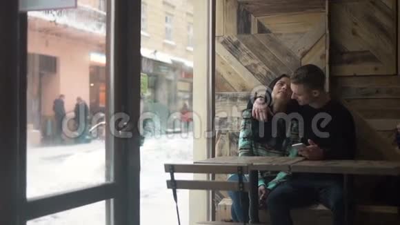 在咖啡厅的青少年夫妇视频的预览图