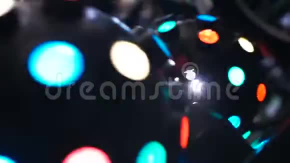 彩色聚光灯旋转现代舞台照明设备俱乐部装饰视频的预览图
