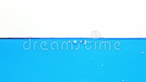 气泡在蓝色纯净水中上升到表面抽象背景视频的预览图