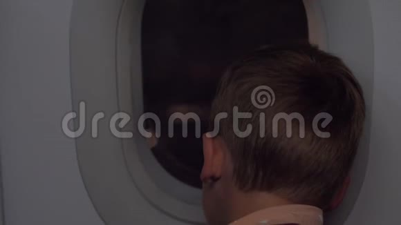 晚上乘飞机抵达机场的儿童视频的预览图