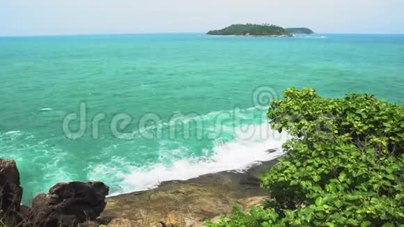 岛上的海岸海浪拍打着岩石岛上的地平线旅行和旅游海景视频的预览图