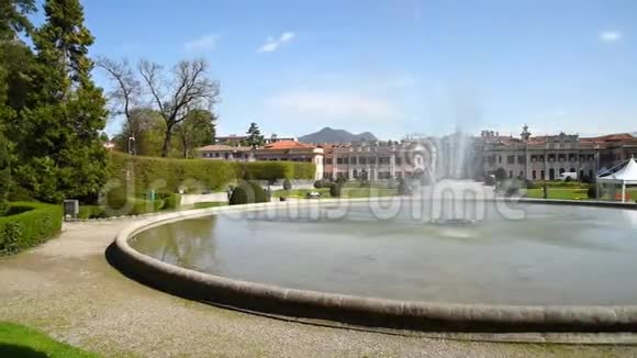 意大利瓦雷西前面有一个喷泉的埃斯顿宫宫殿景观视频的预览图