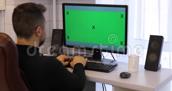 使用带有绿色屏幕色键的个人电脑视频的预览图