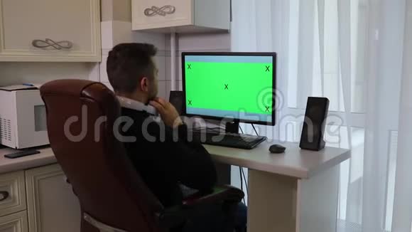 使用带有绿色屏幕色键的个人电脑视频的预览图