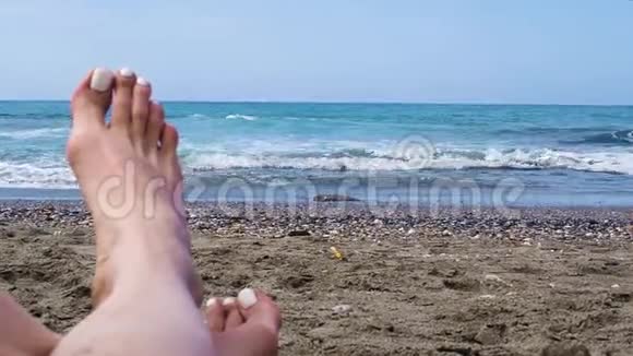 桑迪女足在海滩上热带岛屿的第一人称景观腿和海洋印度尼西亚巴厘岛视频的预览图