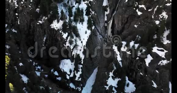 深峡谷与冰雪融化的瀑布视频的预览图