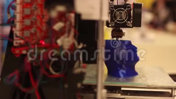 3D打印机制作一个人头像现代机器人技术人工智能控制系统视频的预览图