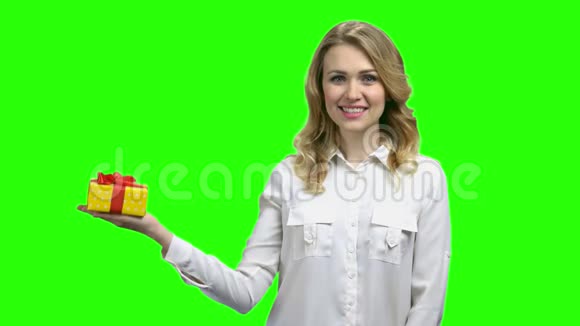 女人拿着礼物盒在绿色屏幕上视频的预览图