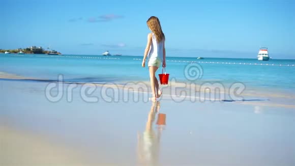可爱的小女孩在海滩度假散步视频的预览图