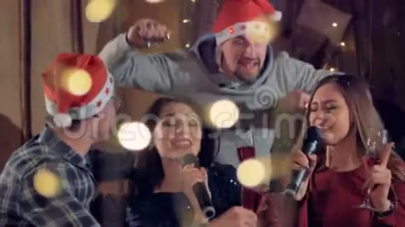 一个男人和两个唱歌的女人一起参加一个圣诞晚会视频的预览图