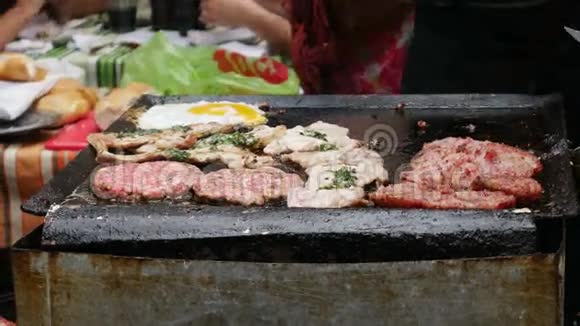 Choripan阿根廷布宜诺斯艾利斯市LaBoca区正在准备的街头食品视频的预览图