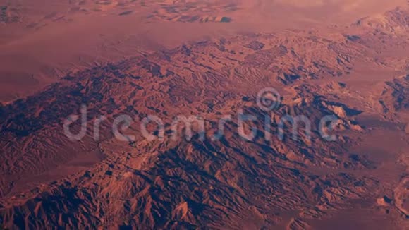 在沙特阿拉伯的沙漠上飞行红沙和蓝天地平线自然空的文本空间视频的预览图