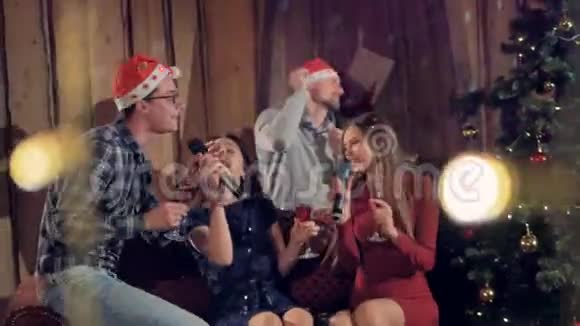 四个朋友在圣诞节时唱歌喝香槟酒视频的预览图