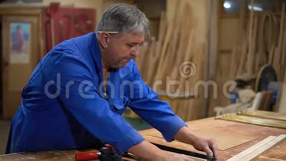 在车间木工桌上组装木架视频的预览图