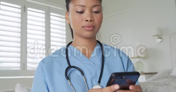 年轻的女护士使用智能手机视频的预览图