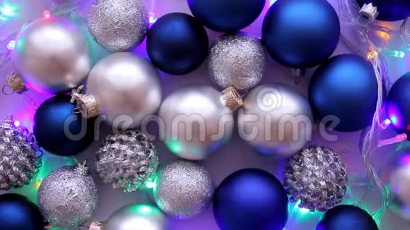 蓝色和白色的圣诞球闪烁着明亮的花环视频的预览图