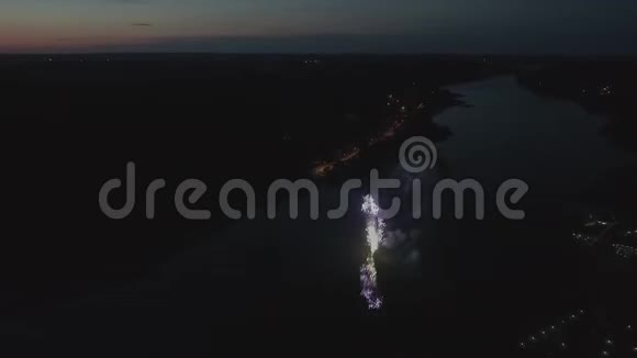 夜空中五颜六色的烟花灯视频的预览图