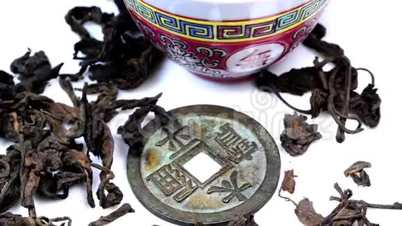 普洱茶生茶和准备好的茶在中国碗里视频的预览图