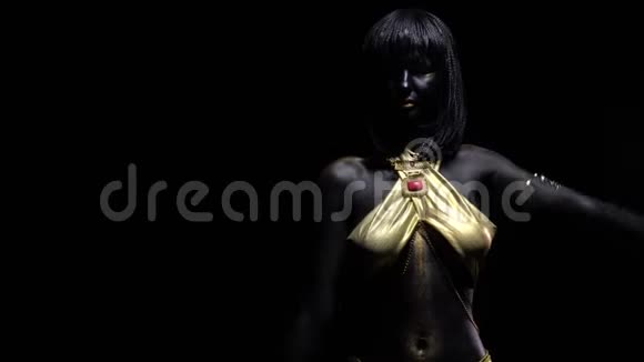 模特用黑色和金色的身体艺术和化妆跳舞4k视频的预览图