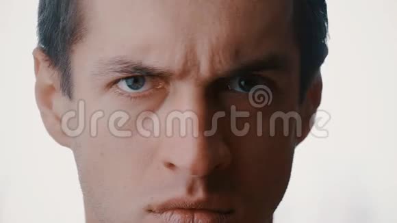 严肃的皱眉男士肖像特写人物系列孤立于白色背景视频的预览图