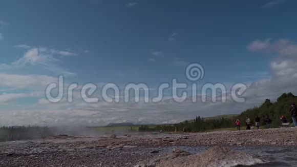 冰岛的斯特罗库尔间歇泉喷发视频的预览图