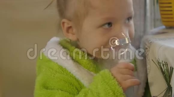 咳嗽宝宝用雾化器吸入小女孩正在接受感冒治疗4k视频的预览图