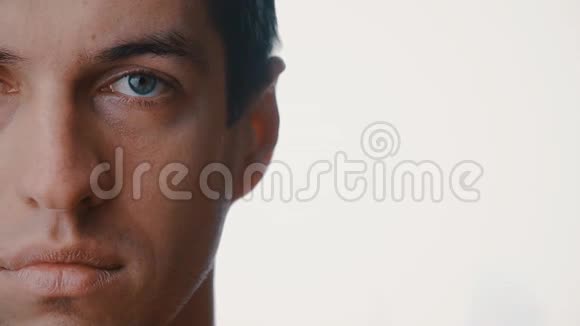白色背景下孤立的帅哥近景半脸人物系列视频的预览图