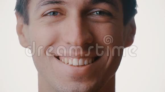 幸福的男人微笑的肖像特写的人物系列孤立的白色背景视频的预览图