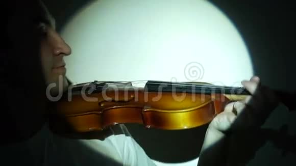 拉小提琴的年轻人视频的预览图