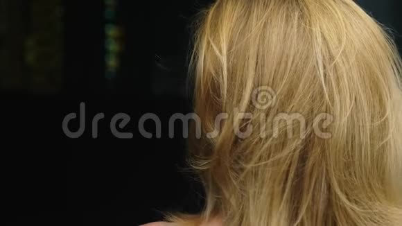 特写镜头一个女人在夜城的背景下抚摸她的头发头发健康概念视频的预览图