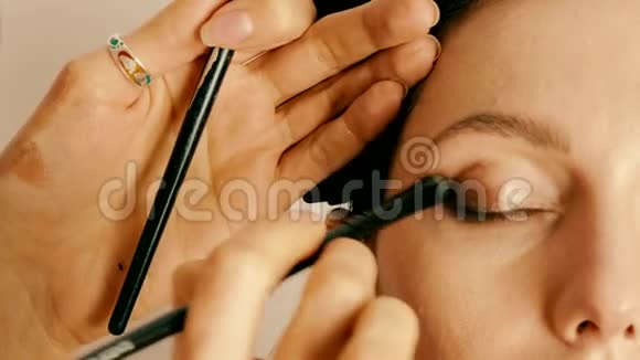 化妆师将化妆应用于模特的面部视频的预览图