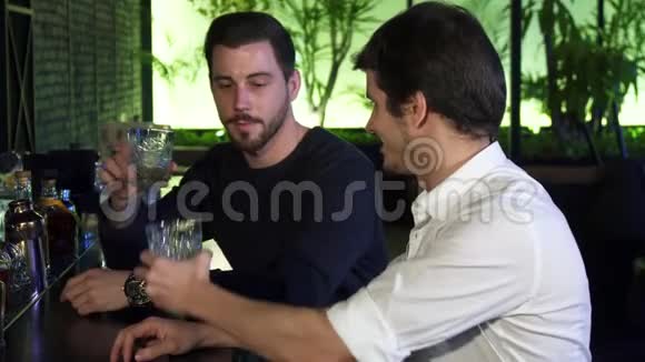 两个年轻人下班后一起在酒吧喝酒视频的预览图