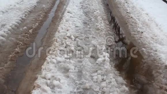 春雪融化在路上视频的预览图